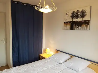 Un ou plusieurs lits dans un hébergement de l'établissement Charmant T2 à Cabourg, proche plage et centre-ville, balcon et parking gratuit - FR-1-487-312