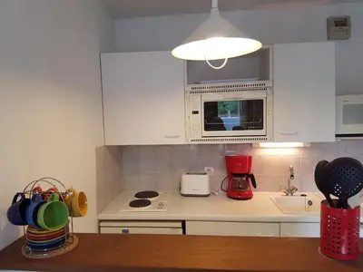 Cuisine ou kitchenette dans l'établissement Charmant T2 à Cabourg, proche plage et centre-ville, balcon et parking gratuit - FR-1-487-312
