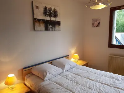 Un ou plusieurs lits dans un hébergement de l'établissement Charmant T2 à Cabourg, proche plage et centre-ville, balcon et parking gratuit - FR-1-487-312