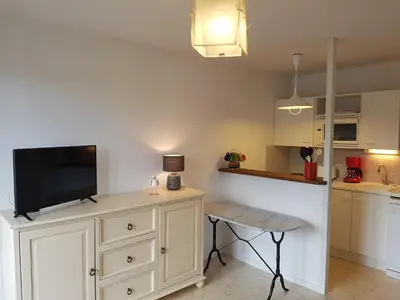 Cuisine ou kitchenette dans l'établissement Charmant T2 à Cabourg, proche plage et centre-ville, balcon et parking gratuit - FR-1-487-312