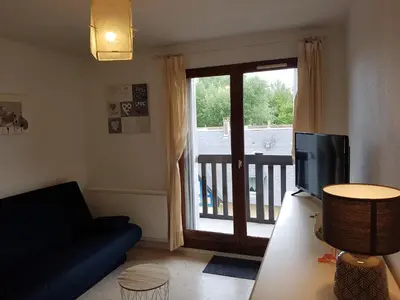 Coin salon dans l'établissement Charmant T2 à Cabourg, proche plage et centre-ville, balcon et parking gratuit - FR-1-487-312