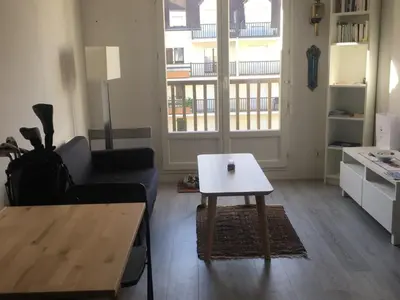 Coin salon dans l'établissement Cabourg: Appartement bord de mer, balcon, internet, parking - FR-1-487-313