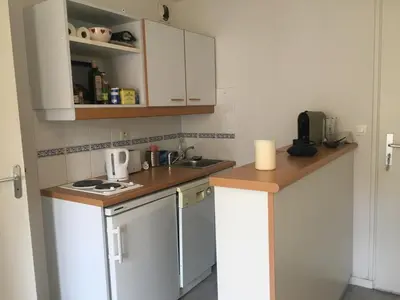 Cuisine ou kitchenette dans l'établissement Cabourg: Appartement bord de mer, balcon, internet, parking - FR-1-487-313