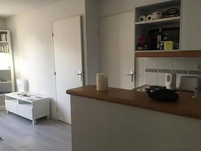 Cuisine ou kitchenette dans l'établissement Cabourg: Appartement bord de mer, balcon, internet, parking - FR-1-487-313