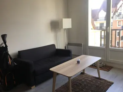 Coin salon dans l'établissement Cabourg: Appartement bord de mer, balcon, internet, parking - FR-1-487-313