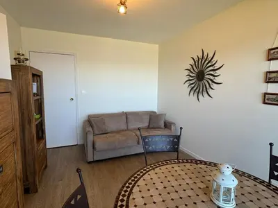 Coin salon dans l'établissement Studio en bord de mer avec balcon et vue imprenable, accès direct plage - FR-1-487-317