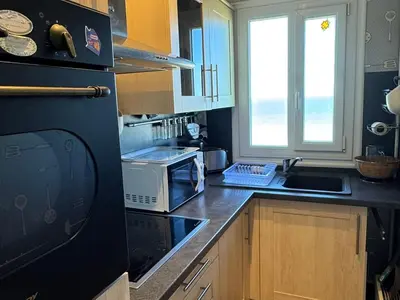 Cuisine ou kitchenette dans l'établissement Studio en bord de mer avec balcon et vue imprenable, accès direct plage - FR-1-487-317