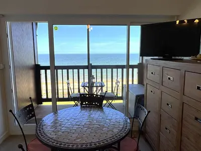 Vue générale sur la mer ou vue sur la mer prise depuis l'appartement