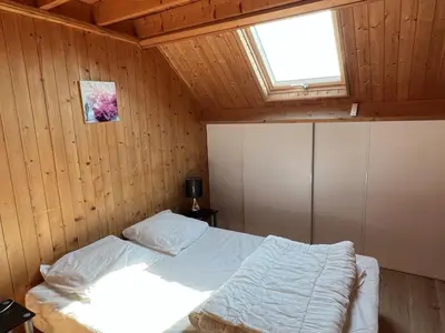 Un ou plusieurs lits dans un hébergement de l'établissement Chalet 4 pièces à Cabourg avec jardin, proche piscine et tennis, idéal pour familles, 6 pers. max - FR-1-487-325