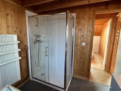 Salle de bains dans l'établissement Chalet 4 pièces à Cabourg avec jardin, proche piscine et tennis, idéal pour familles, 6 pers. max - FR-1-487-325