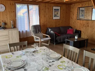 Coin salon dans l'établissement Chalet 4 pièces à Cabourg avec jardin, proche piscine et tennis, idéal pour familles, 6 pers. max - FR-1-487-325