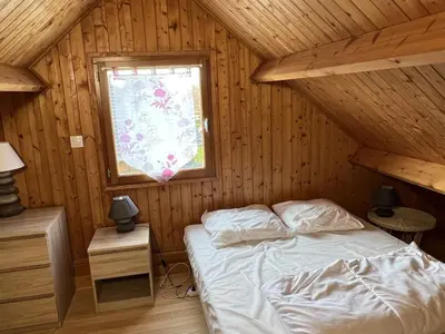 Un ou plusieurs lits dans un hébergement de l'établissement Chalet 4 pièces à Cabourg avec jardin, proche piscine et tennis, idéal pour familles, 6 pers. max - FR-1-487-325