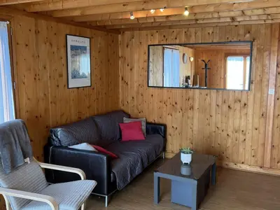 Coin salon dans l'établissement Chalet 4 pièces à Cabourg avec jardin, proche piscine et tennis, idéal pour familles, 6 pers. max - FR-1-487-325