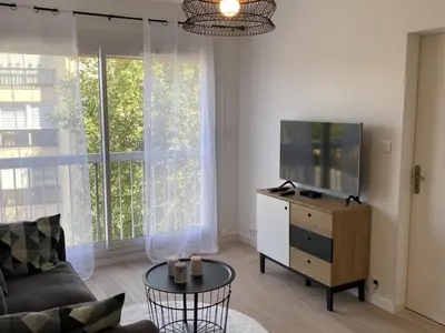 Télévision ou salle de divertissement dans l'établissement Charmant 2 pièces avec parking et ascenseur, proche centre-ville de Cabourg - FR-1-487-323