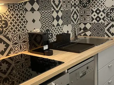 Cuisine ou kitchenette dans l'établissement Charmant 2 pièces avec parking et ascenseur, proche centre-ville de Cabourg - FR-1-487-323