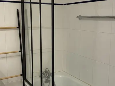 Salle de bains dans l'établissement Charmant 2 pièces avec parking et ascenseur, proche centre-ville de Cabourg - FR-1-487-323