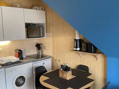 Cuisine ou kitchenette dans l'établissement Appartement 2 Pièces à Cabourg, Proche Plage et Thalasso, Balcon, Wifi, 4 Pers - FR-1-487-315