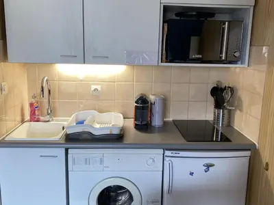 Cuisine ou kitchenette dans l'établissement Appartement 2 Pièces à Cabourg, Proche Plage et Thalasso, Balcon, Wifi, 4 Pers - FR-1-487-315