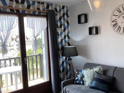 Coin salon dans l'établissement Appartement 2 Pièces à Cabourg, Proche Plage et Thalasso, Balcon, Wifi, 4 Pers - FR-1-487-315