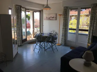 Coin salon dans l'établissement Grand studio en hyper-centre de Cabourg avec balcon, proche plage, parking, et prestations disponibles - FR-1-487-327