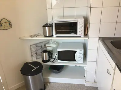 Cuisine ou kitchenette dans l'établissement Grand studio en hyper-centre de Cabourg avec balcon, proche plage, parking, et prestations disponibles - FR-1-487-327