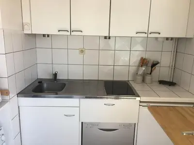 Cuisine ou kitchenette dans l'établissement Grand studio en hyper-centre de Cabourg avec balcon, proche plage, parking, et prestations disponibles - FR-1-487-327