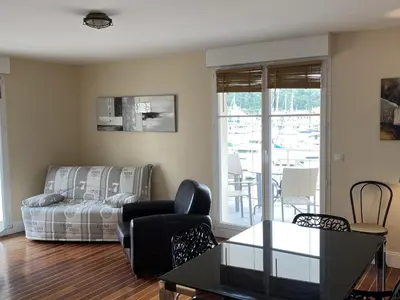 Coin salon dans l'établissement Appartement 3 pièces calme avec ascenseur à Dives-sur-Mer - FR-1-487-319