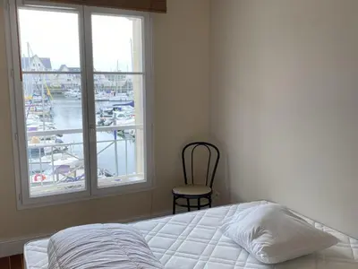 Un ou plusieurs lits dans un hébergement de l'établissement Appartement 3 pièces calme avec ascenseur à Dives-sur-Mer - FR-1-487-319