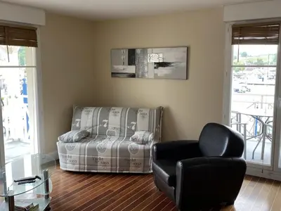 Coin salon dans l'établissement Appartement 3 pièces calme avec ascenseur à Dives-sur-Mer - FR-1-487-319