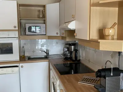 Cuisine ou kitchenette dans l'établissement Appartement 3 pièces calme avec ascenseur à Dives-sur-Mer - FR-1-487-319