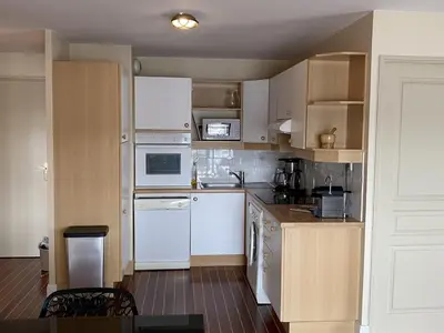 Cuisine ou kitchenette dans l'établissement Appartement 3 pièces calme avec ascenseur à Dives-sur-Mer - FR-1-487-319