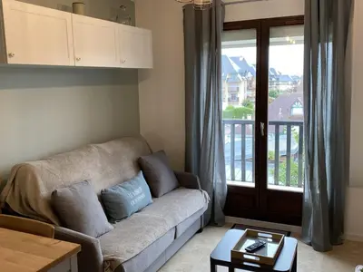 Coin salon dans l'établissement Appartement rénové proche plage et thalasso, 2 pièces, balcon, Wifi, TV, équipements bébé - Cabourg - FR-1-487-322
