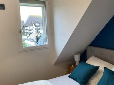 Un ou plusieurs lits dans un hébergement de l'établissement Appartement rénové proche plage et thalasso, 2 pièces, balcon, Wifi, TV, équipements bébé - Cabourg - FR-1-487-322