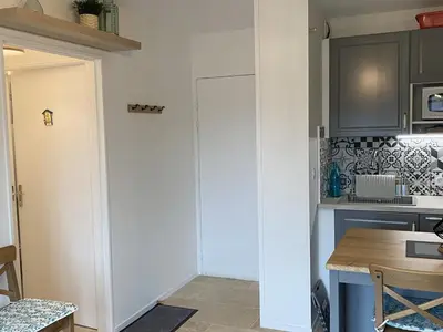 Cuisine ou kitchenette dans l'établissement Appartement rénové proche plage et thalasso, 2 pièces, balcon, Wifi, TV, équipements bébé - Cabourg - FR-1-487-322