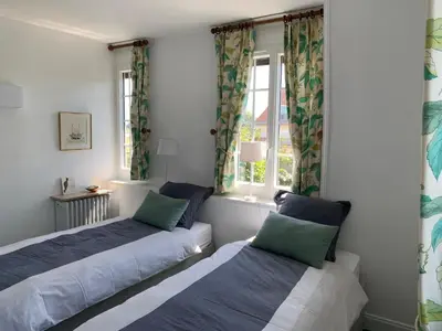 Un ou plusieurs lits dans un hébergement de l'établissement Villa avec Jardin à Cabourg, Proche Plage et Centre - FR-1-487-324