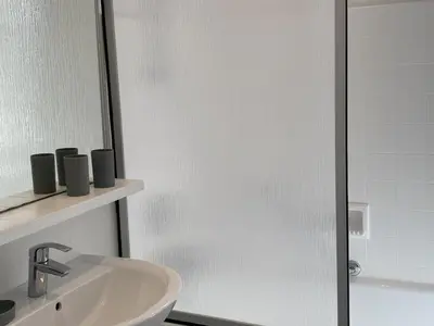 Salle de bains dans l'établissement Villa avec Jardin à Cabourg, Proche Plage et Centre - FR-1-487-324