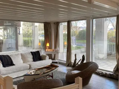 Coin salon dans l'établissement Grand Duplex en Front de Mer avec 3 Chambres, Animaux Acceptés, Equipements Complets, Cabourg - FR-1-487-321
