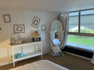 Un ou plusieurs lits dans un hébergement de l'établissement Grand Duplex en Front de Mer avec 3 Chambres, Animaux Acceptés, Equipements Complets, Cabourg - FR-1-487-321