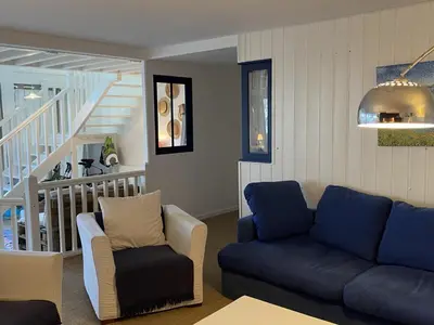 Coin salon dans l'établissement Grand Duplex en Front de Mer avec 3 Chambres, Animaux Acceptés, Equipements Complets, Cabourg - FR-1-487-321