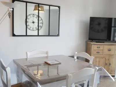 Télévision ou salle de divertissement dans l'établissement Cottage 3 Pièces Avec Jardin Privatif Sud, Parking, Piscine - Proche Port Guillaume - FR-1-487-320
