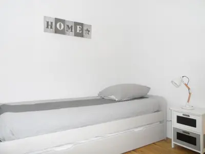 Un ou plusieurs lits dans un hébergement de l'établissement Cottage 3 Pièces Avec Jardin Privatif Sud, Parking, Piscine - Proche Port Guillaume - FR-1-487-320