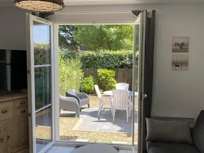 Coin salon dans l'établissement Cottage 3 Pièces Avec Jardin Privatif Sud, Parking, Piscine - Proche Port Guillaume - FR-1-487-320