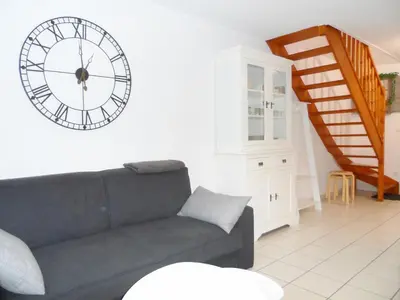 Coin salon dans l'établissement Cottage 3 Pièces Avec Jardin Privatif Sud, Parking, Piscine - Proche Port Guillaume - FR-1-487-320