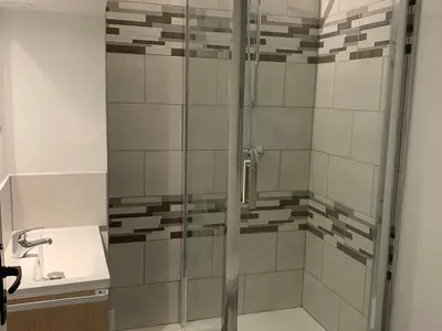 Salle de bains dans l'établissement Studio Front de Mer avec Terrasse et Accès Direct Plage à Merville-Franceville - FR-1-487-329