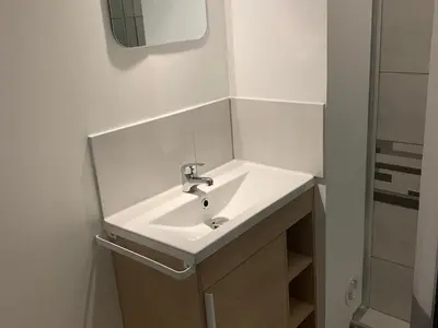 Salle de bains dans l'établissement Studio Front de Mer avec Terrasse et Accès Direct Plage à Merville-Franceville - FR-1-487-329