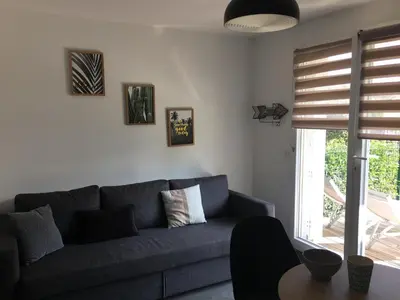 Coin salon dans l'établissement Studio Front de Mer avec Terrasse et Accès Direct Plage à Merville-Franceville - FR-1-487-329