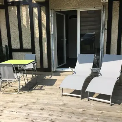 Studio Front de Mer avec Terrasse et Accès Direct Plage à Merville-Franceville - FR-1-487-329