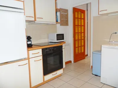 Cuisine ou kitchenette dans l'établissement Maison Cozy au Coeur de Cabourg avec Terrasse, Proche Plage, pour 4 Pers., Animaux Acceptés - FR-1-487-328