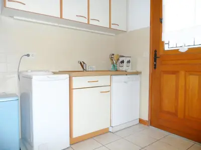 Cuisine ou kitchenette dans l'établissement Maison Cozy au Coeur de Cabourg avec Terrasse, Proche Plage, pour 4 Pers., Animaux Acceptés - FR-1-487-328