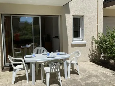 Terrasse ou espace extérieur de l'établissement Cabourg : Studio Rez-de-Jardin Proche Plage, Animaux Acceptés, TV, Wi-Fi Optionnel - FR-1-487-331